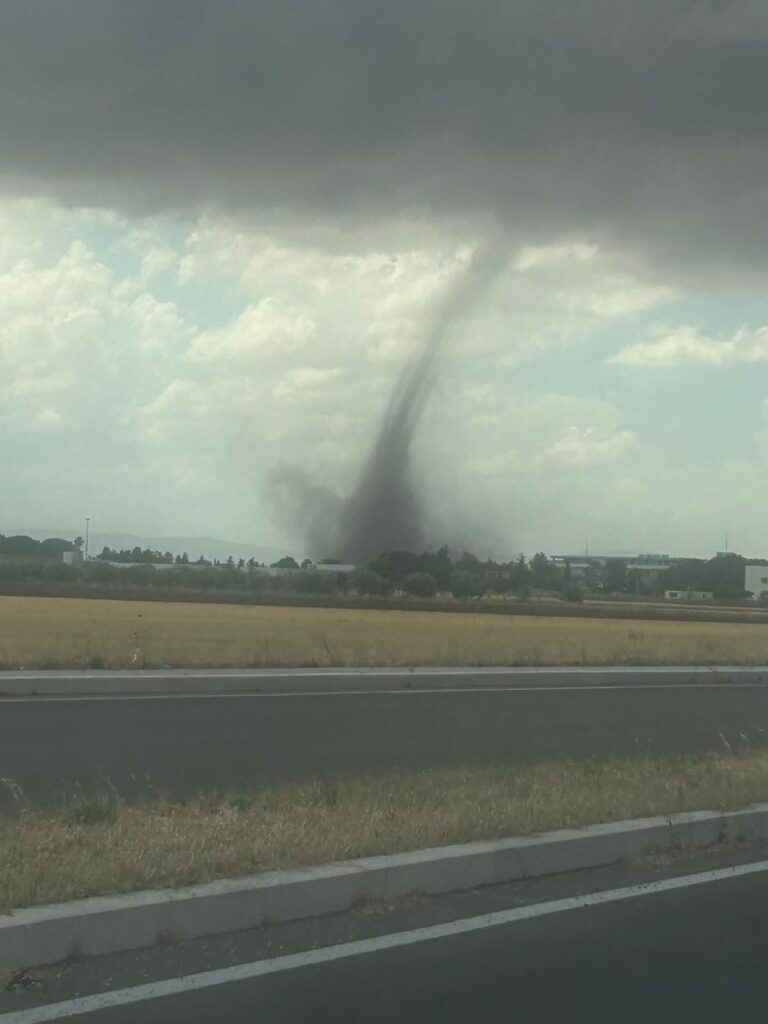 maltempo tornado foggia puglia