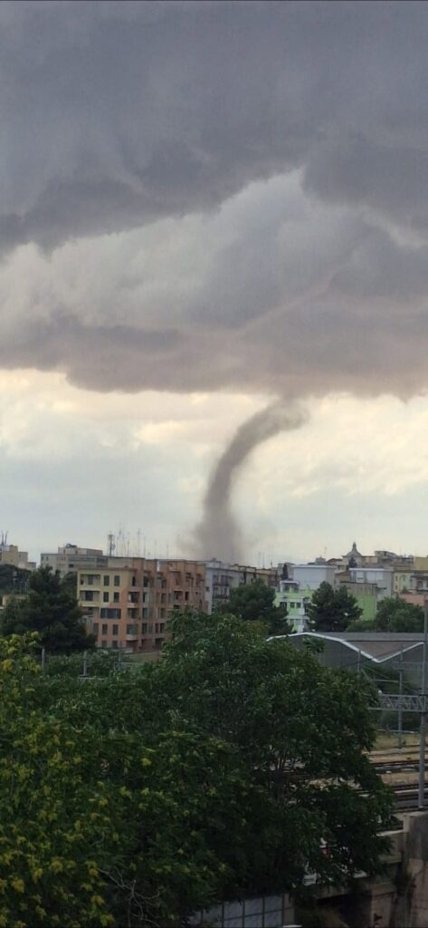 maltempo tornado foggia puglia
