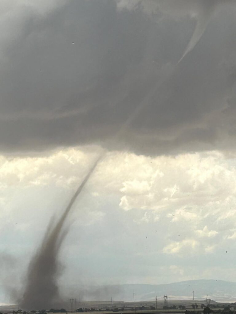 maltempo tornado foggia puglia
