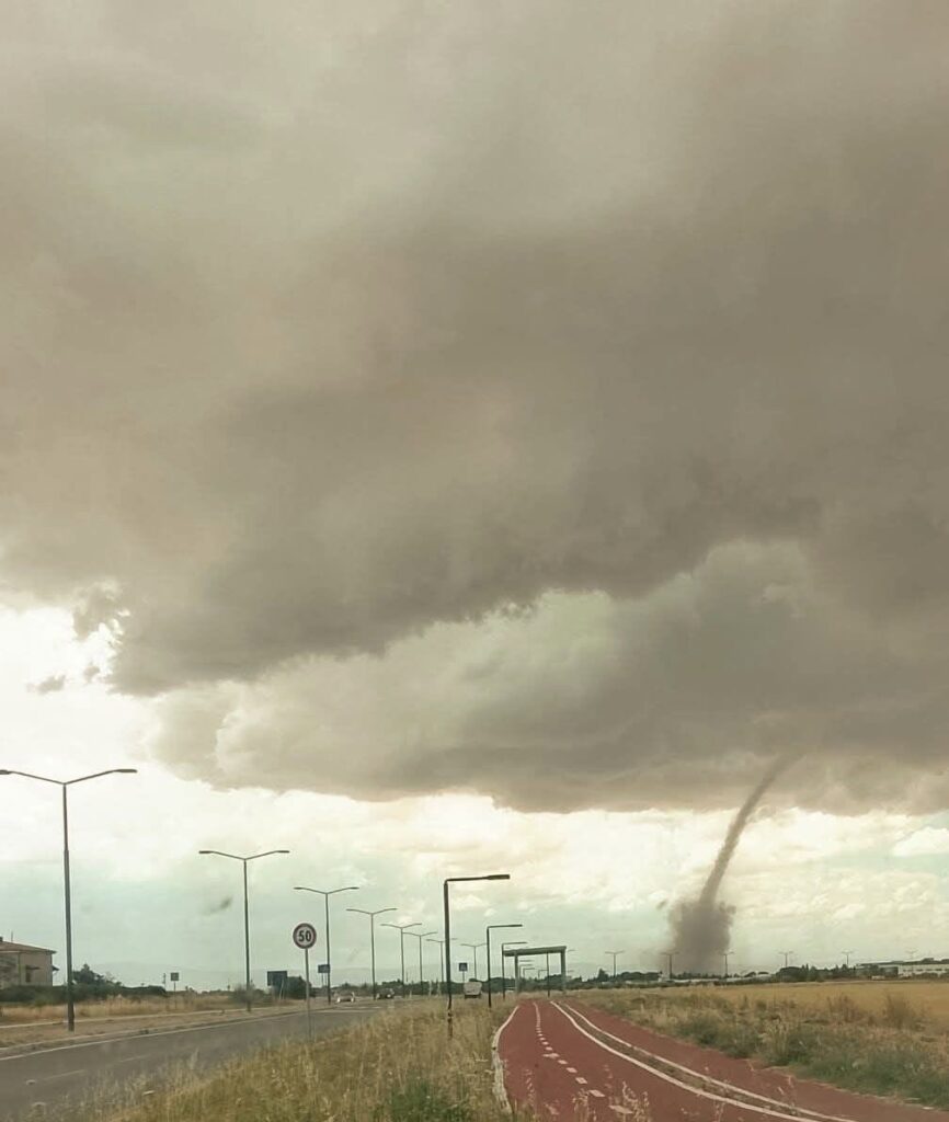 maltempo tornado foggia puglia