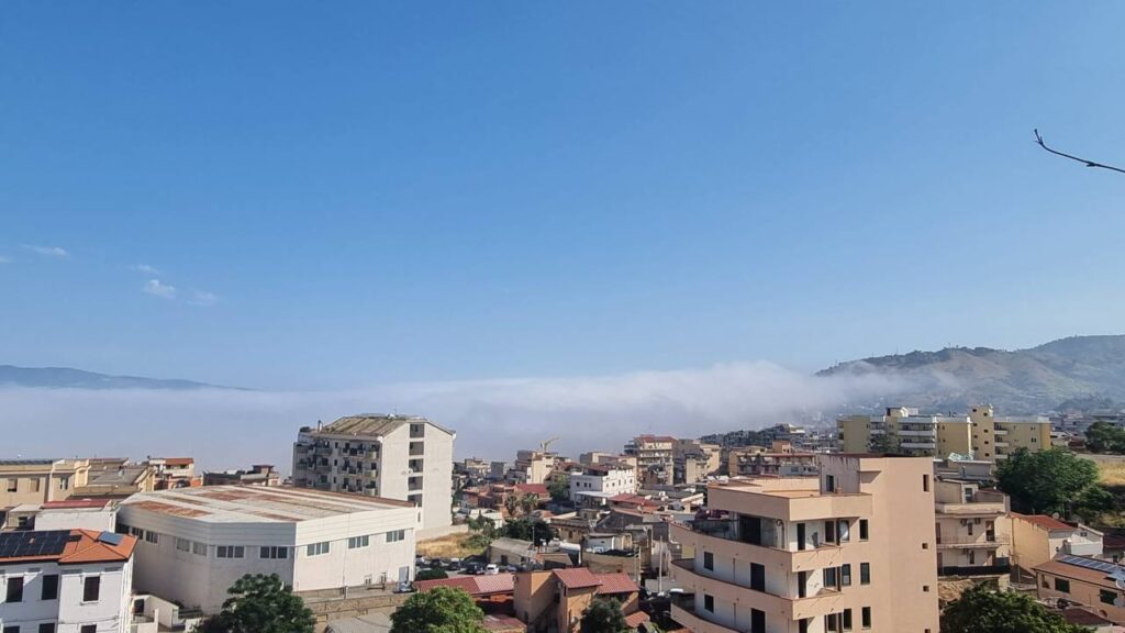 nebbia inghiotte reggio calabria 5 giugno 2026