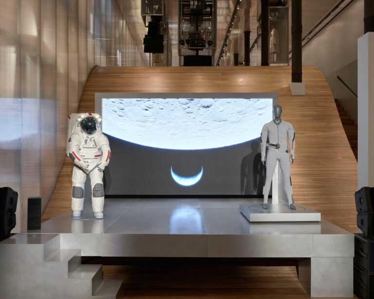 tute spaziali luna prada-axiom