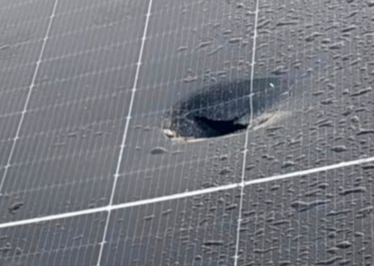 Pannelli fotovoltaici bucati