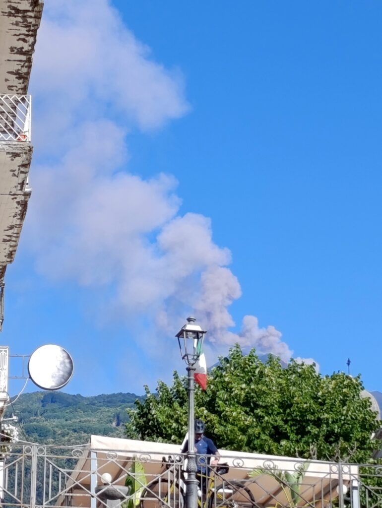 boati esplosioni etna oggi
