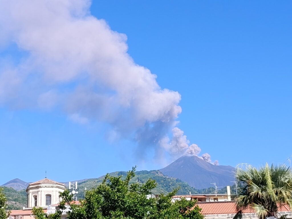boati esplosioni etna oggi