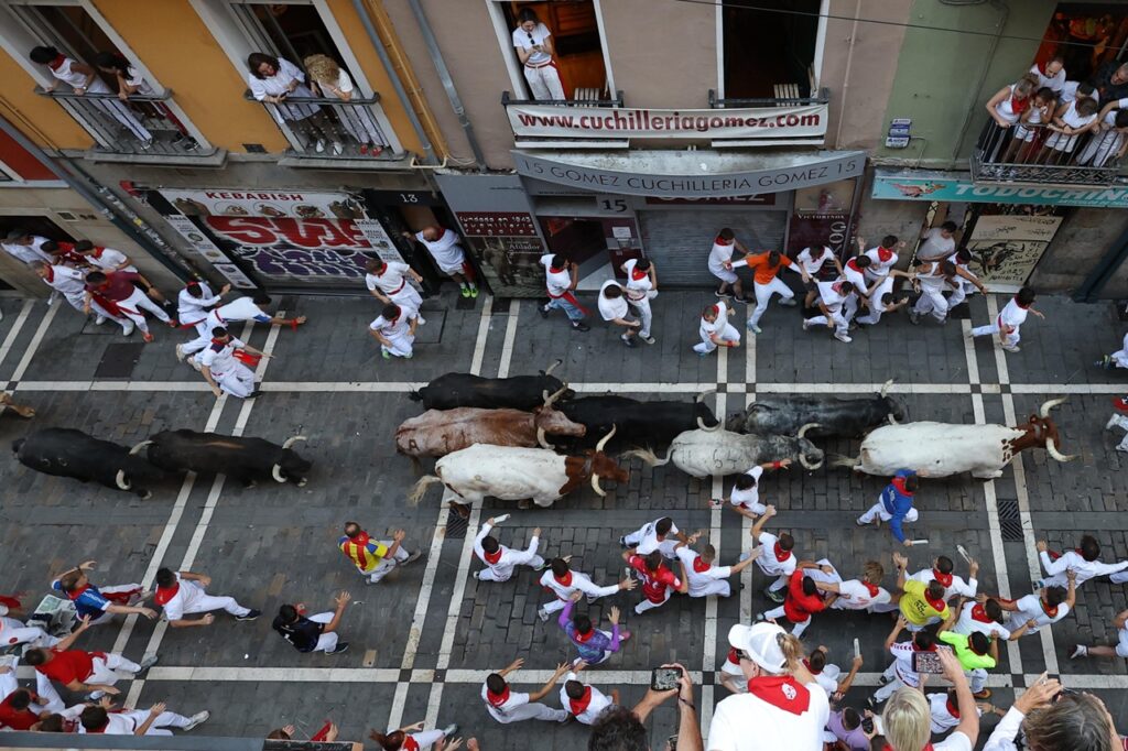 encierro corsa tori pamplona
