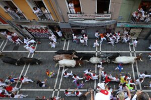 encierro corsa tori pamplona