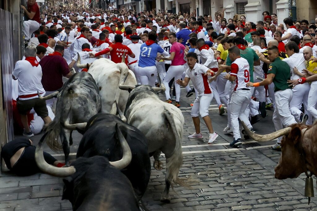 encierro corsa tori pamplona
