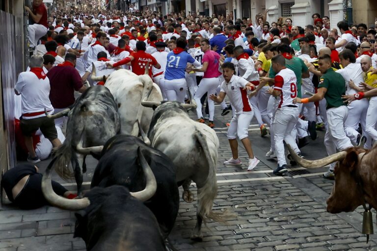 encierro corsa tori pamplona