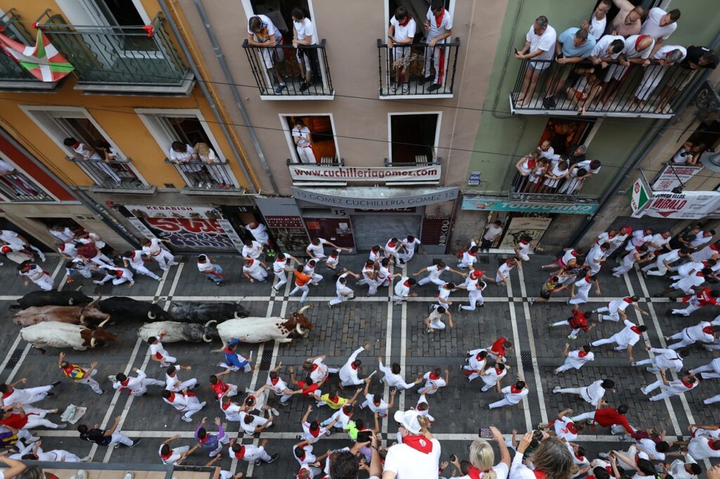 encierro corsa tori pamplona
