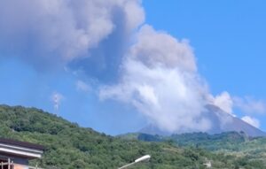 eruzione etna oggi aeroporto catania