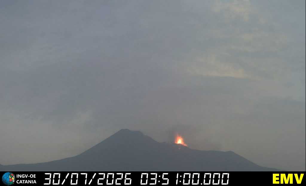 eruzione oggi fontana di lava etna