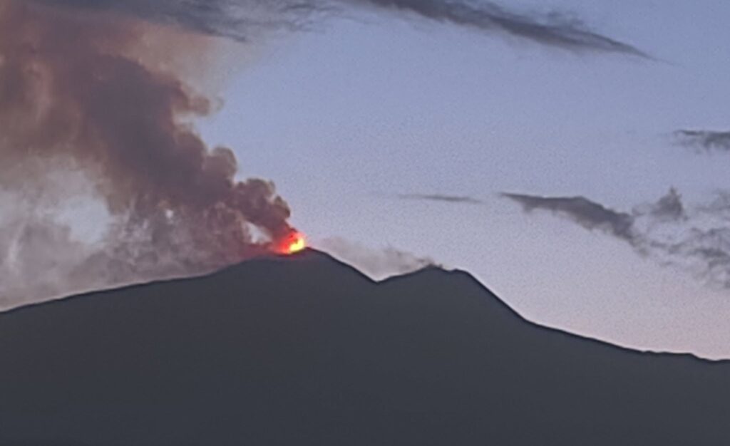 eruzione oggi fontana di lava etna