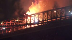 incendio ponte brooklyn 4 luglio