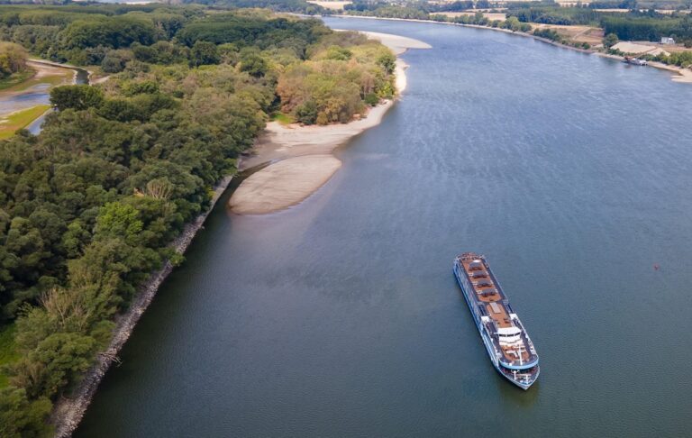 nave incagliata danubio