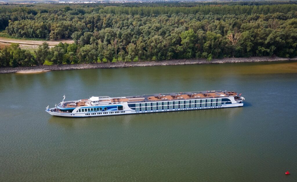 nave incagliata danubio