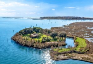 A Venezia è in vendita un’isola privata con un fortino di epoca napoleonica