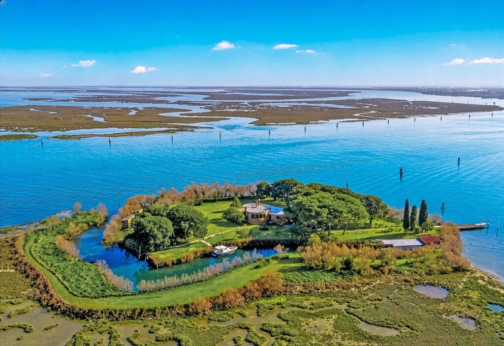 A Venezia è in vendita un’isola privata con un fortino di epoca napoleonica