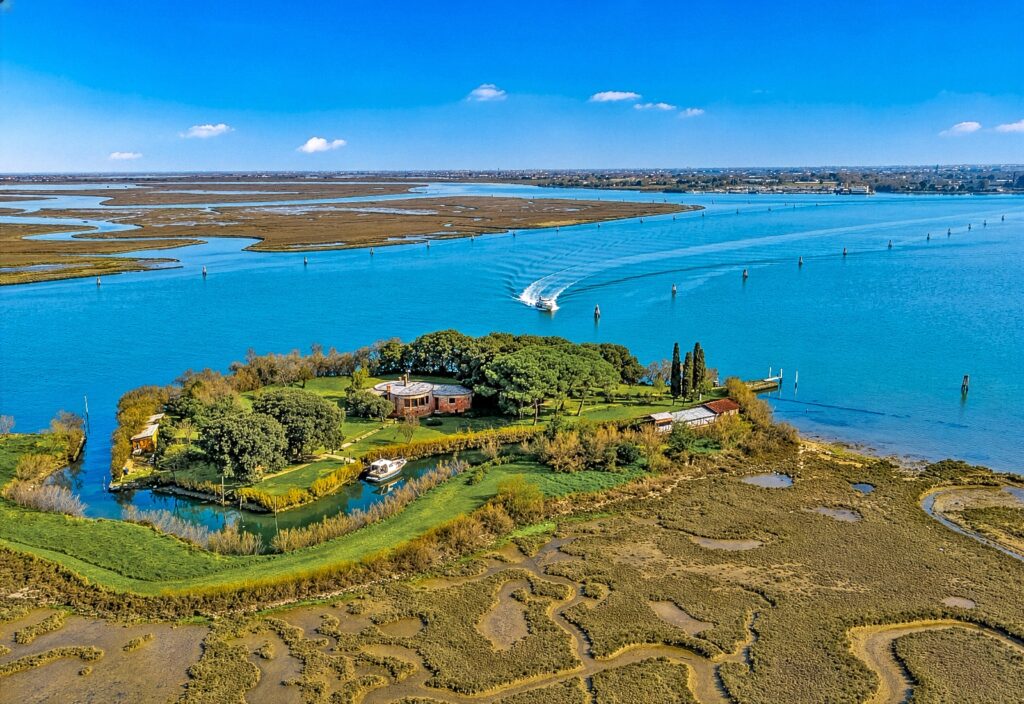 A Venezia è in vendita un’isola privata con un fortino di epoca napoleonica