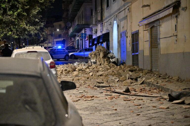 terremoto pozzuoli campi flegrei