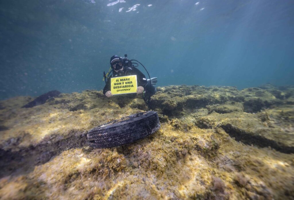 Greenpeace rifiuti plastica