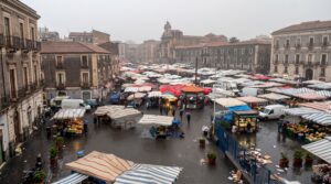 Maltempo Sicilia, diluvio a Catania e cenere dell'Etna disagi in città e in aeroporto