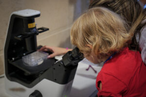NOTTE DELLA RICERCA OPBG_bambino al microscopio