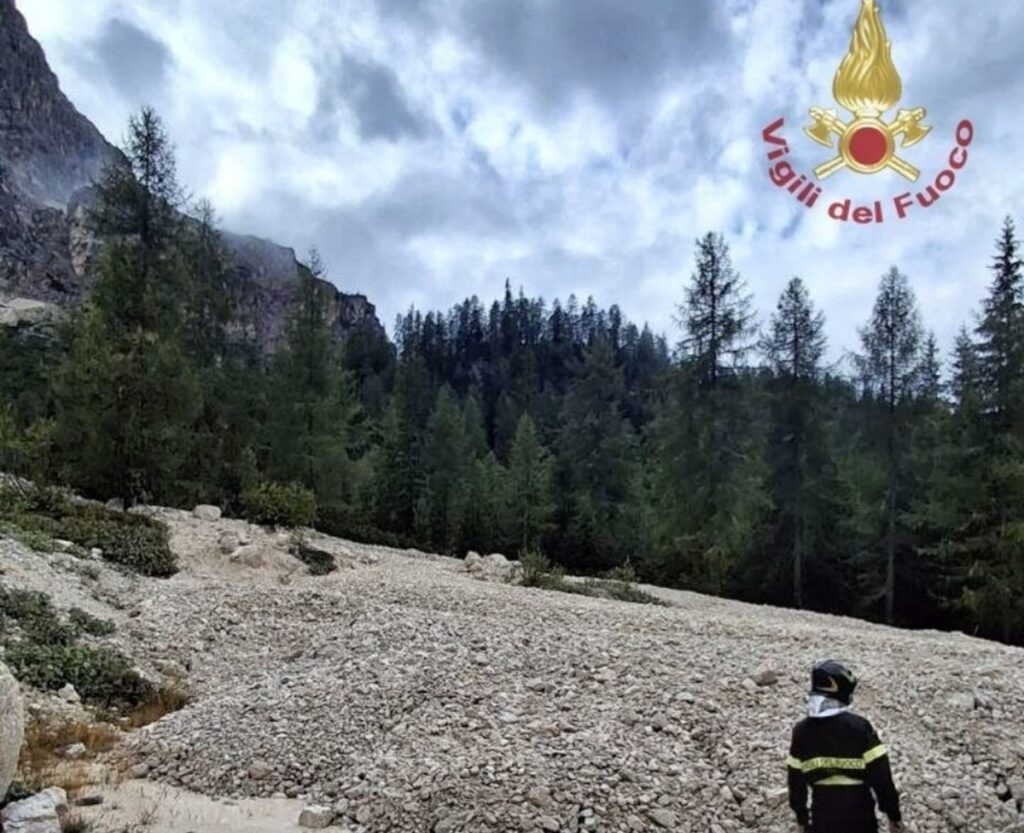 Frana A Passo Staulanza Sulle Dolomiti Controlli Dei Vigili Del Fuoco Frana A Passo Staulanza Sulle Dolomiti Controlli Dei Vigili Del Fuoco