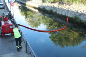 La chiazza di gasolio nel Naviglio spinta verso una chiusa