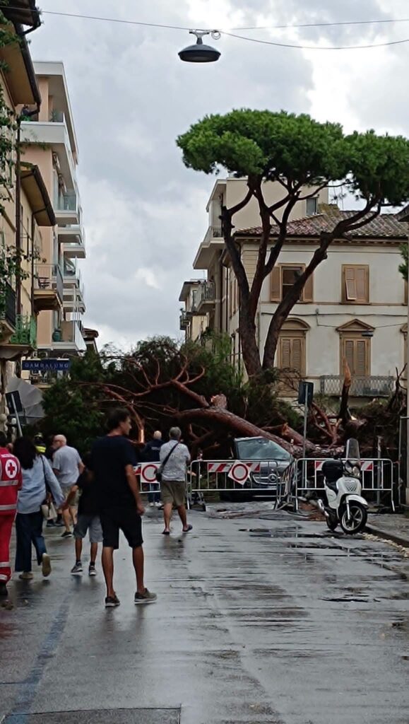 maltempo viareggio toscana
