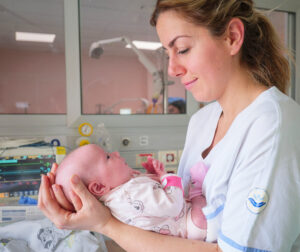 Infermiera con neonato