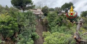 frana mergellina napoli maltempo