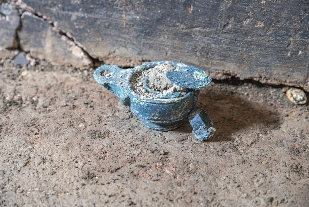 scoperta armadio donna pompei