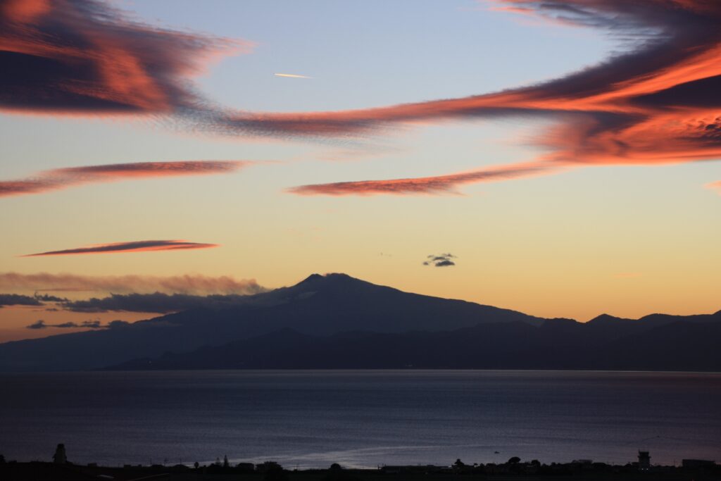 tramonto nubi lenticolari stretto di messina etna 27 ottobre 2026