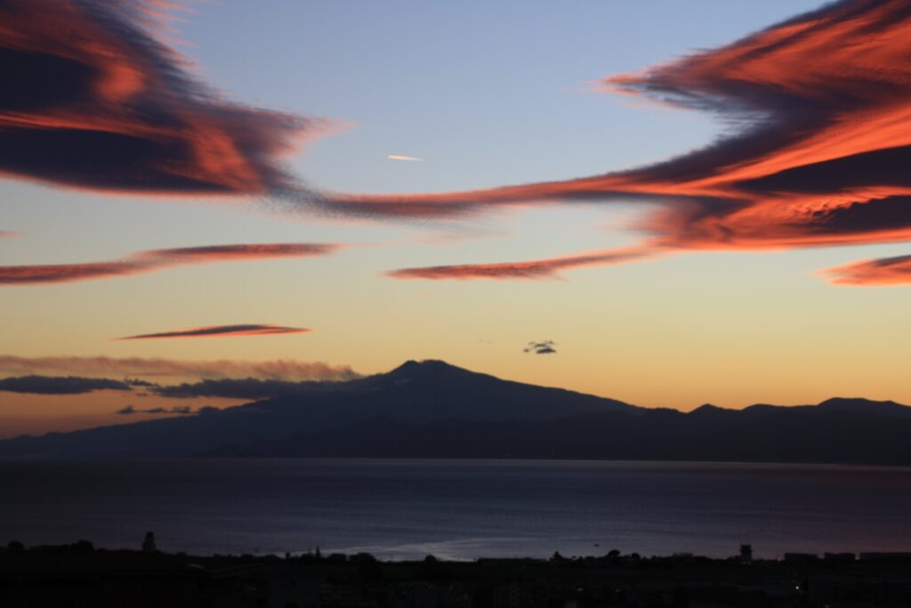 tramonto nubi lenticolari stretto di messina etna 27 ottobre 2026