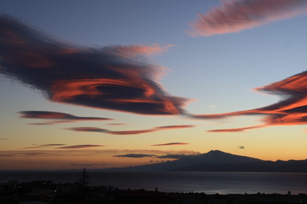 tramonto nubi lenticolari stretto di messina etna 27 ottobre 2026