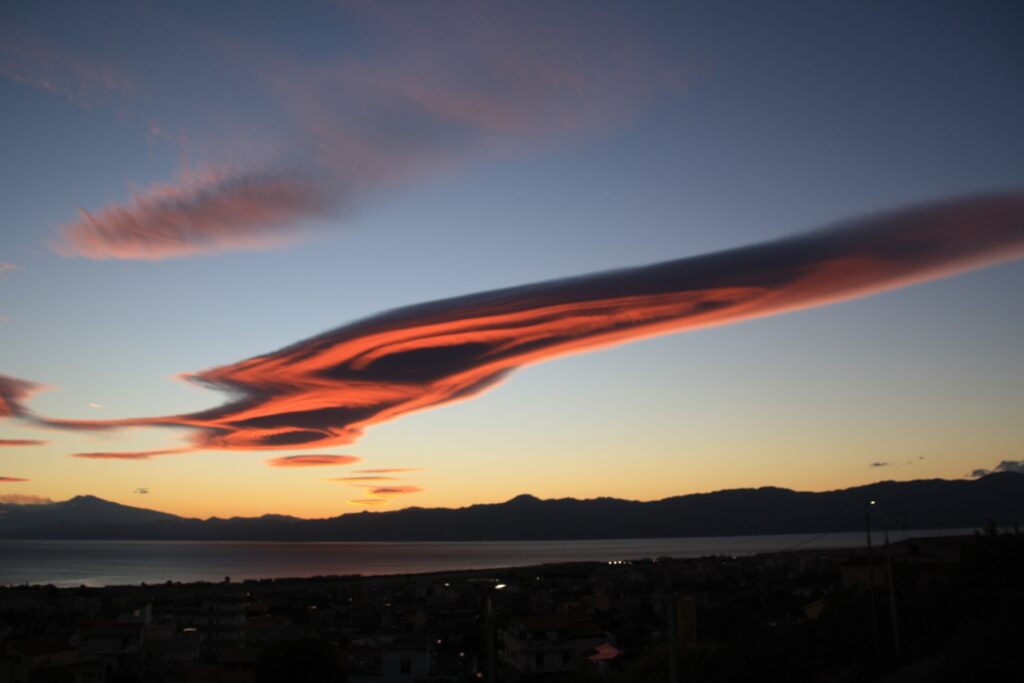 tramonto nubi lenticolari stretto di messina etna 27 ottobre 2026