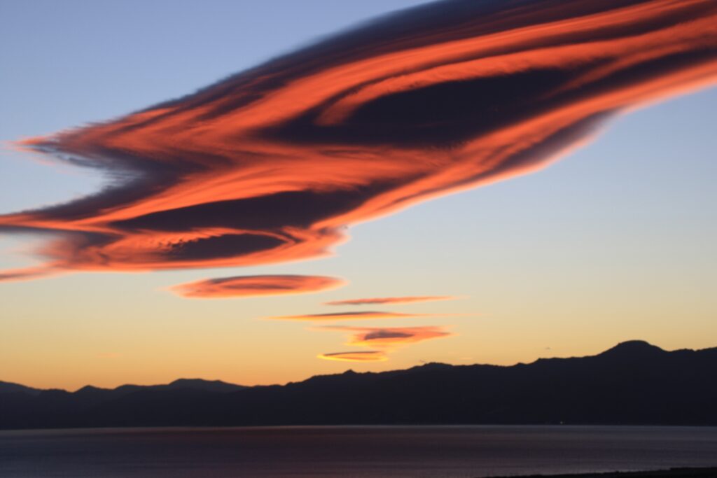 tramonto nubi lenticolari stretto di messina etna 27 ottobre 2026
