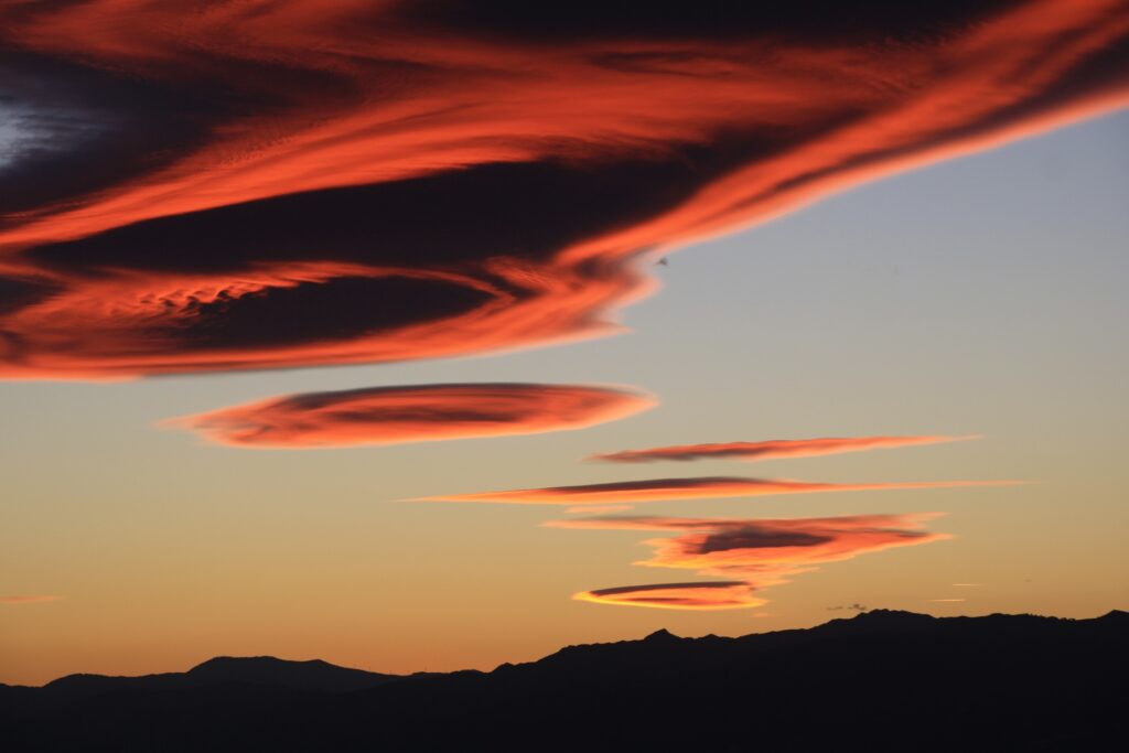 tramonto nubi lenticolari stretto di messina etna 27 ottobre 2026