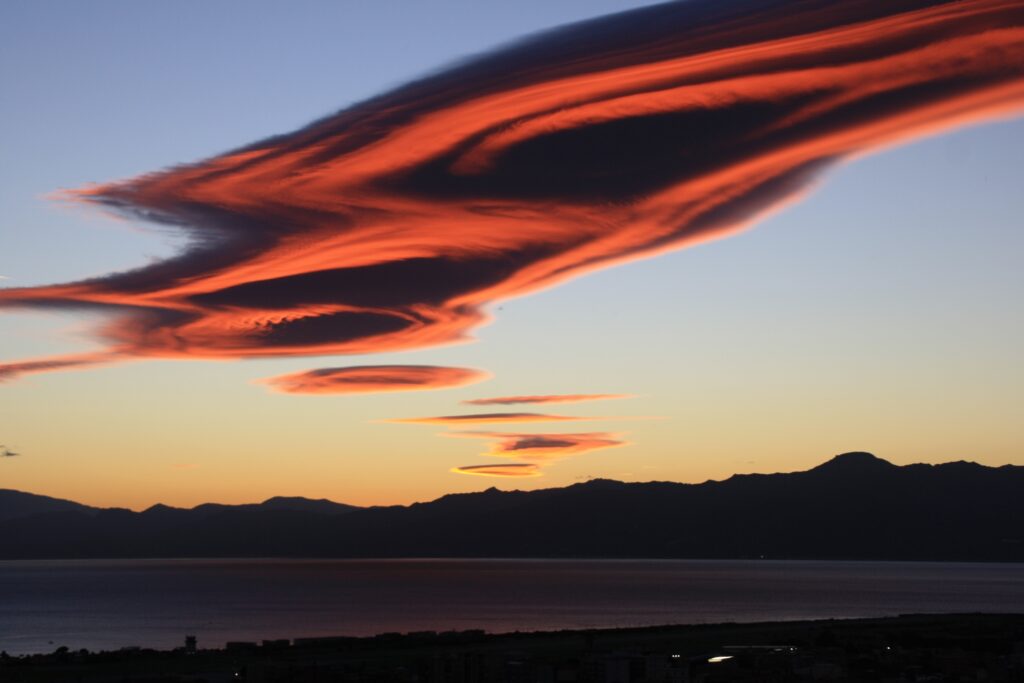 tramonto nubi lenticolari stretto di messina etna 27 ottobre 2026