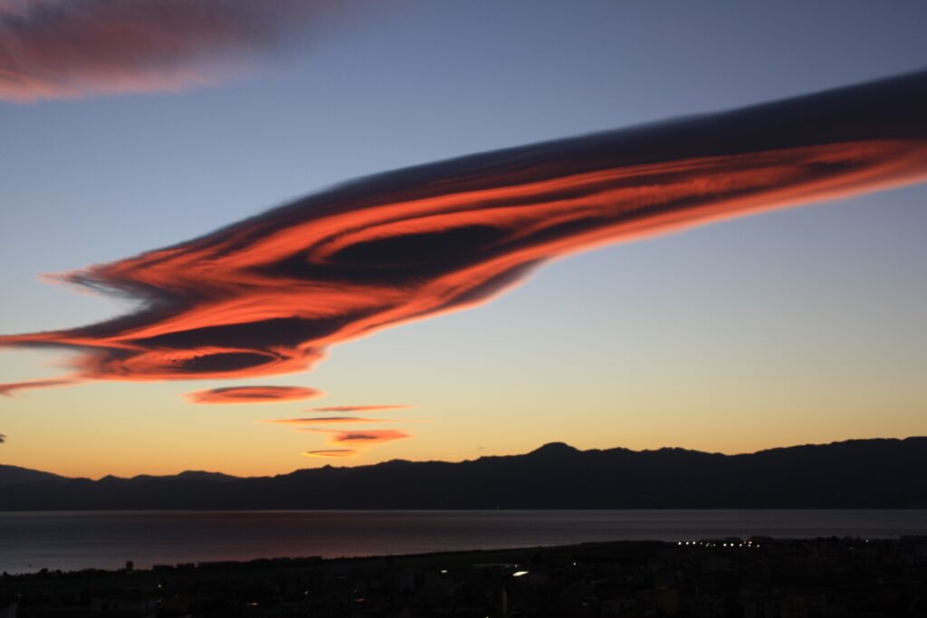 tramonto nubi lenticolari stretto di messina etna 27 ottobre 2026