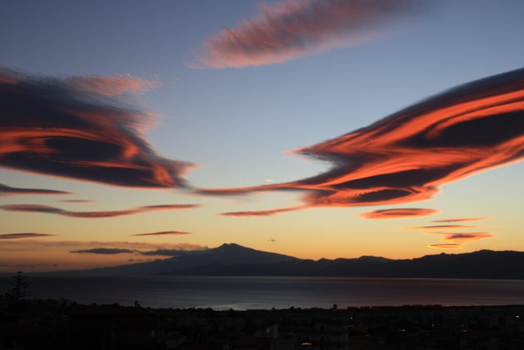 tramonto nubi lenticolari stretto di messina etna 27 ottobre 2026