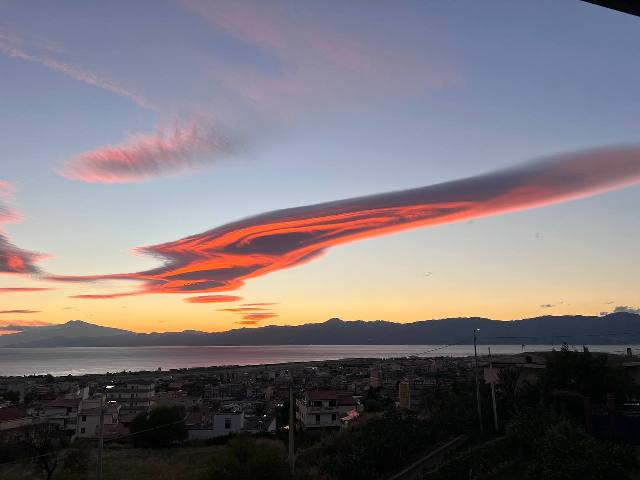 tramonto nubi lenticolari stretto di messina etna 27 ottobre 2026