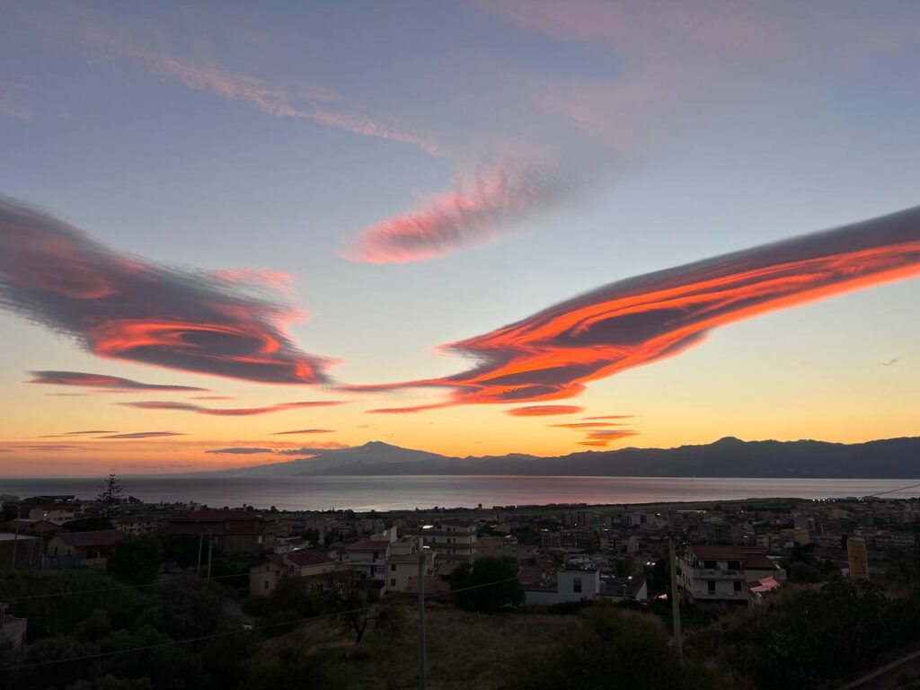 tramonto nubi lenticolari stretto di messina etna 27 ottobre 2026