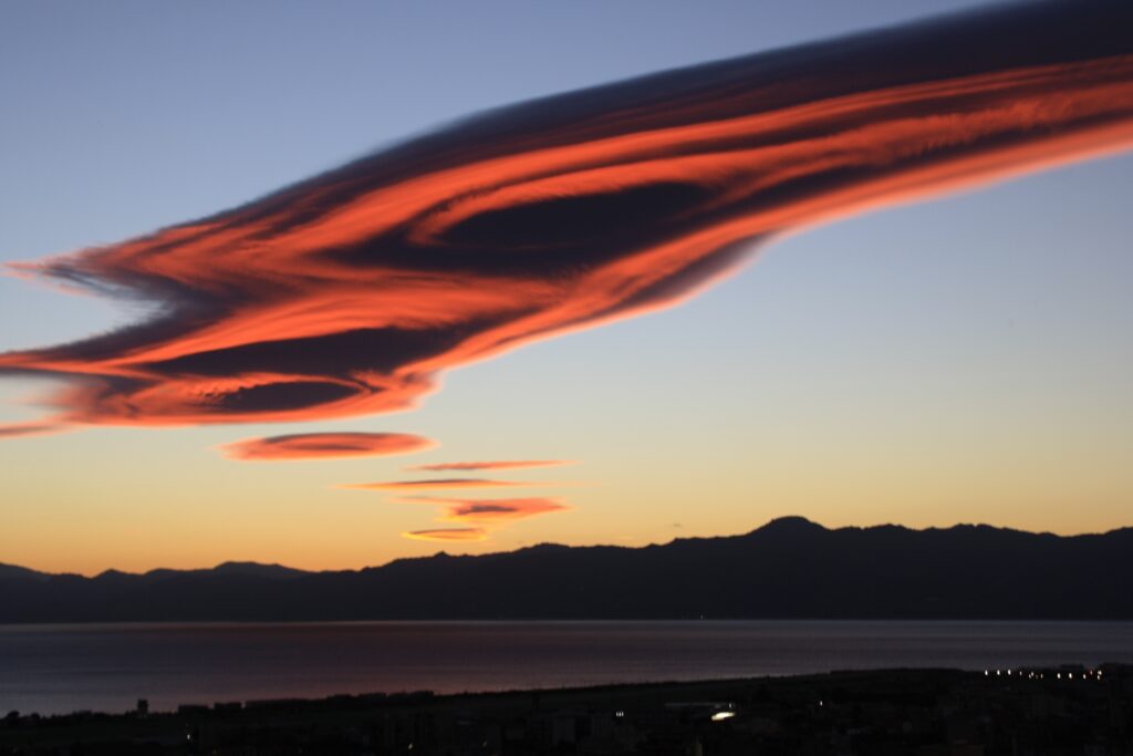 tramonto nubi lenticolari stretto di messina etna 27 ottobre 2026