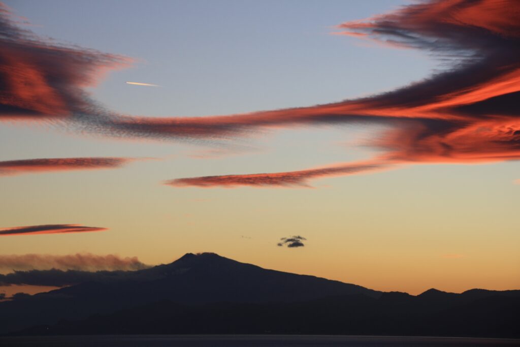 tramonto nubi lenticolari stretto di messina etna 27 ottobre 2026