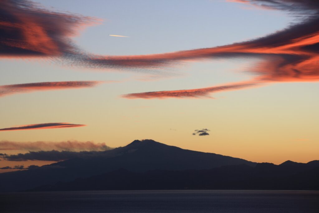 tramonto nubi lenticolari stretto di messina etna 27 ottobre 2026